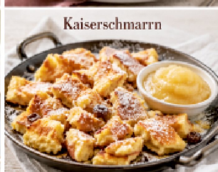 Kaiserschmarrn in der Pfanne mit Apfelmus.